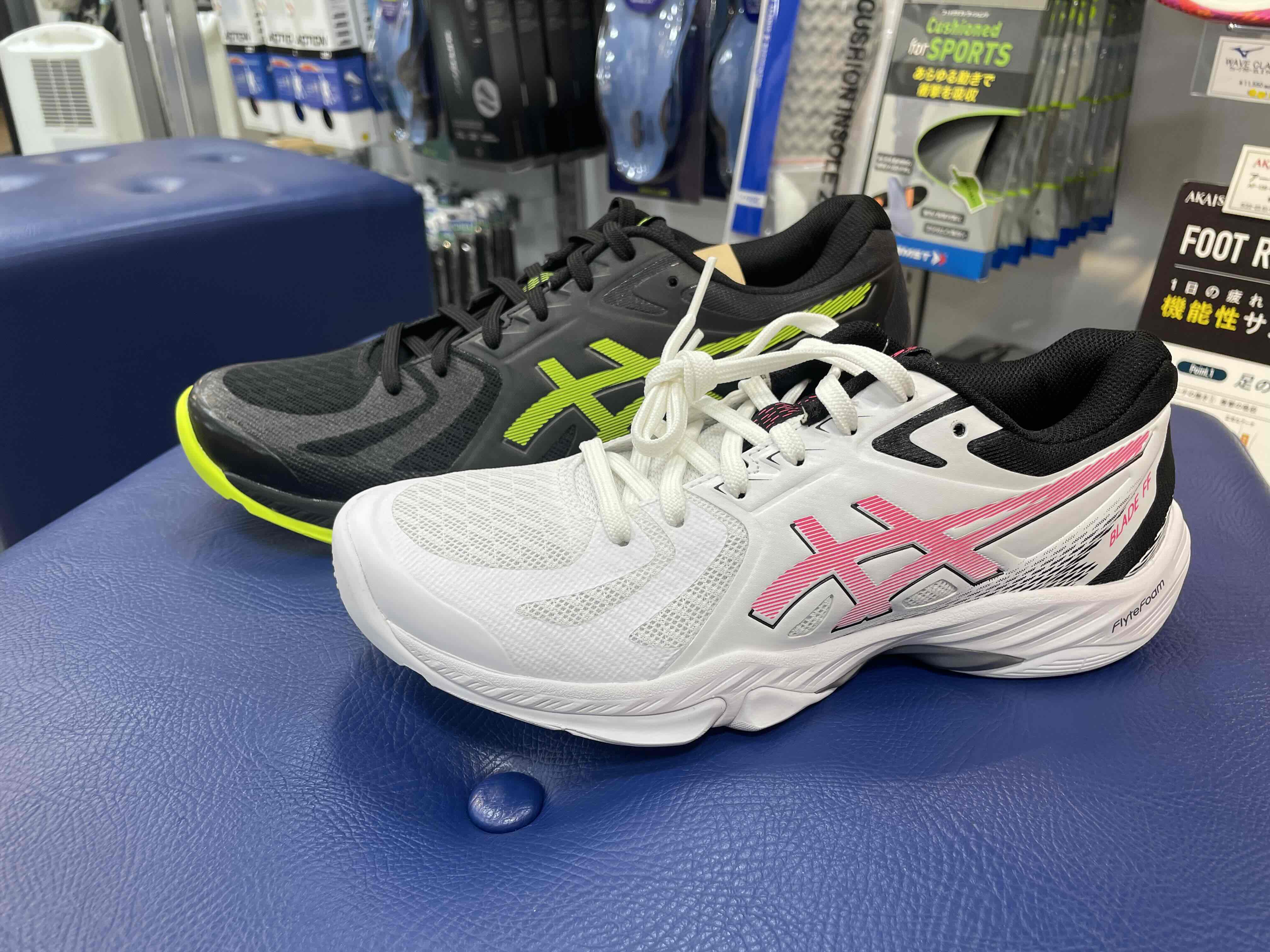 アシックスバドミントンシューズ発売中！！