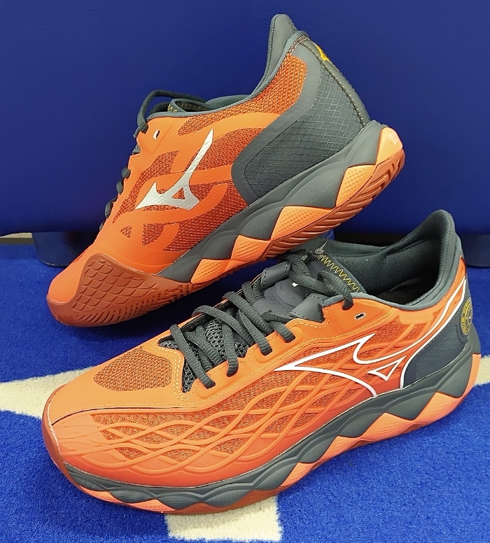 本日入荷。ミズノテニスシューズ