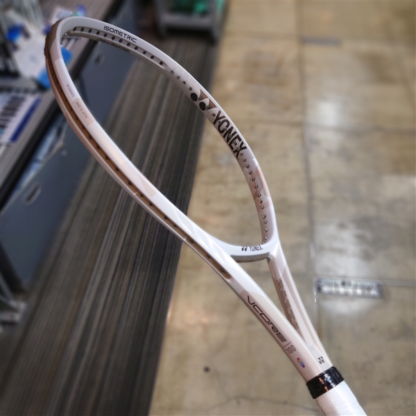 【☆入荷します☆】ヨネックス VコアNEWカラー"サンドベージュ"【８月23日発売開始】