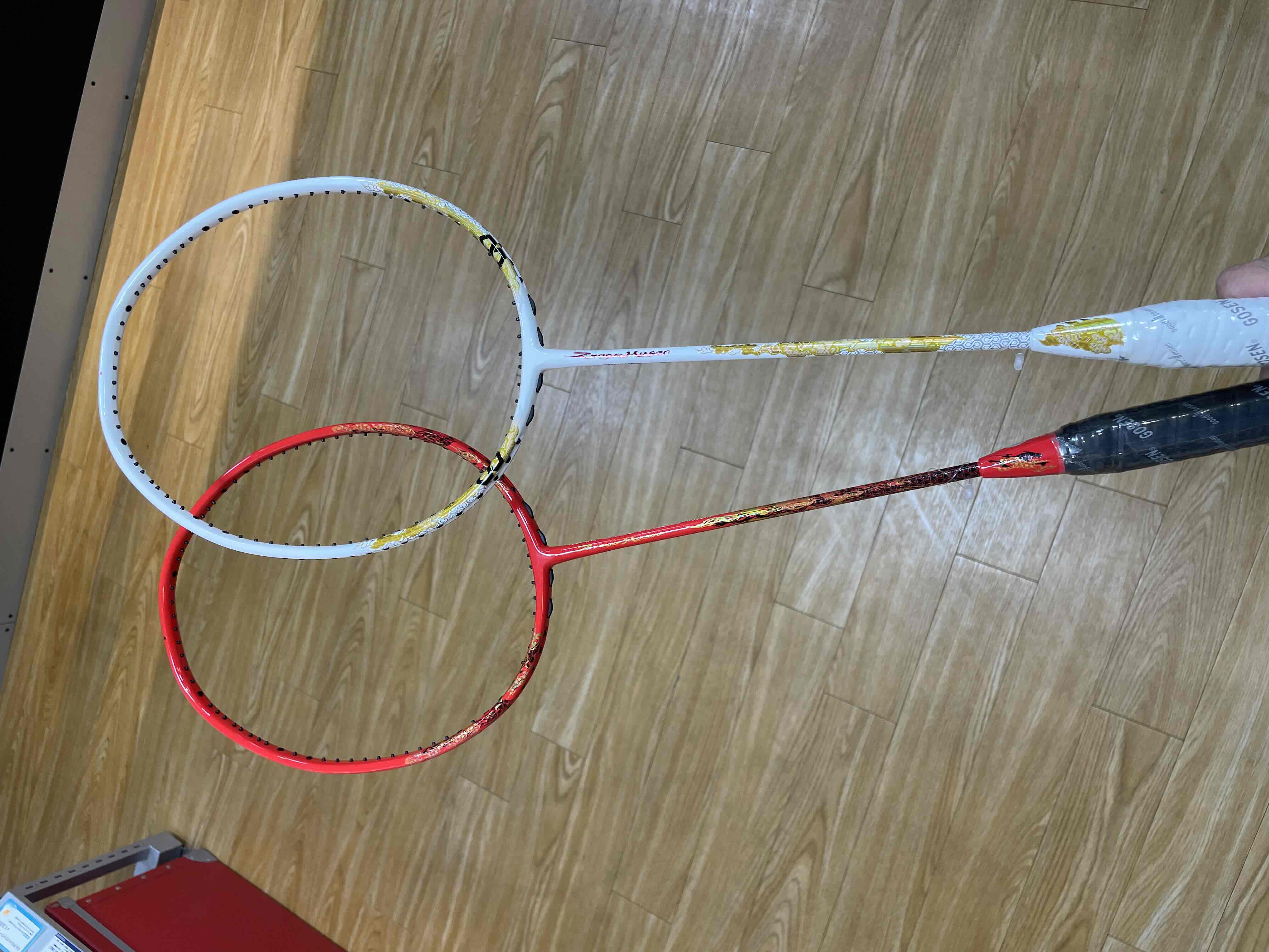 ゴーセンNEWバドミントンラケット。「凌駕無双」、「凌駕無限」発売中！！