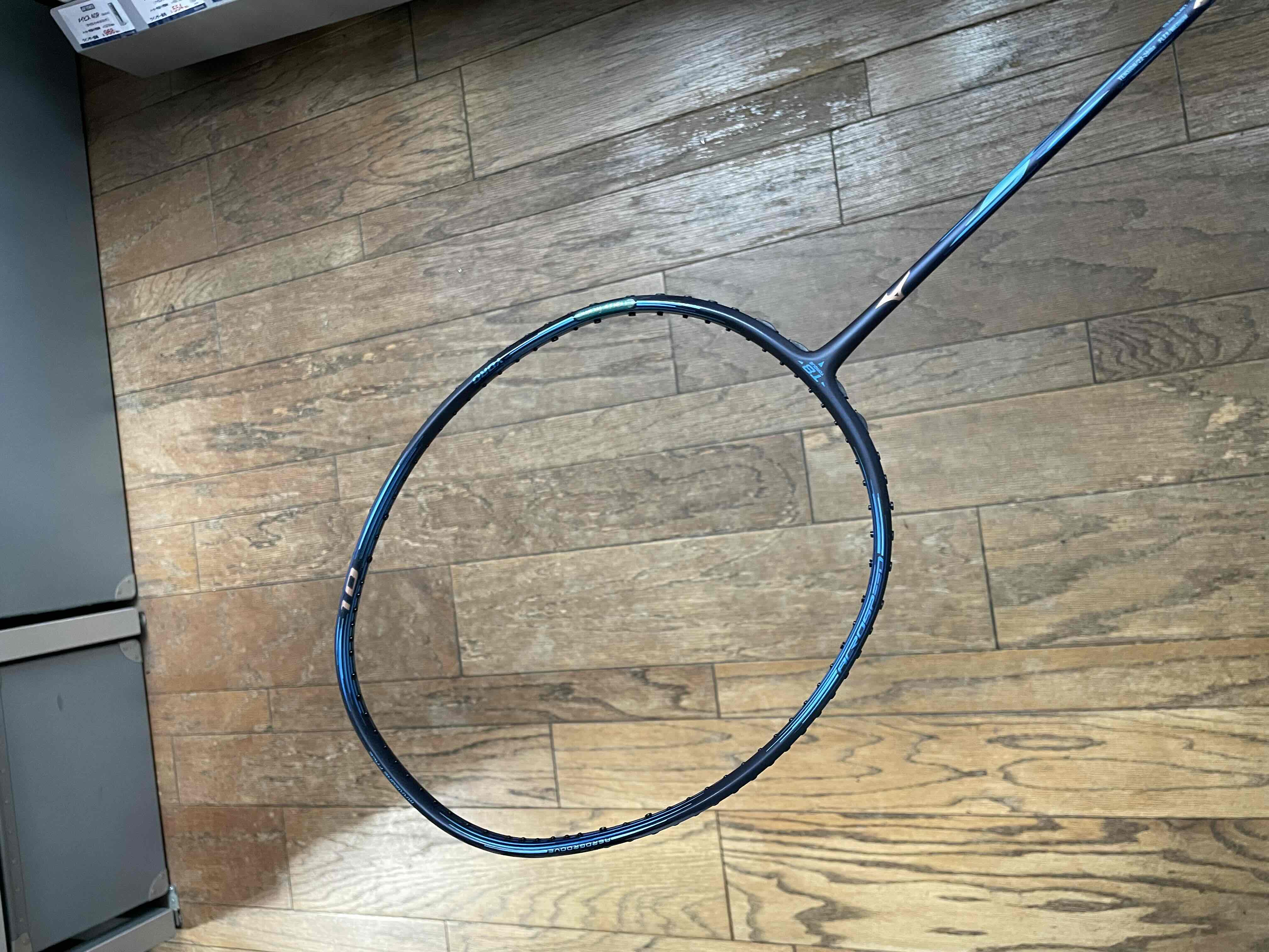 ミズノバドミントンラケット「アクロスピード1ドライブ」発売中