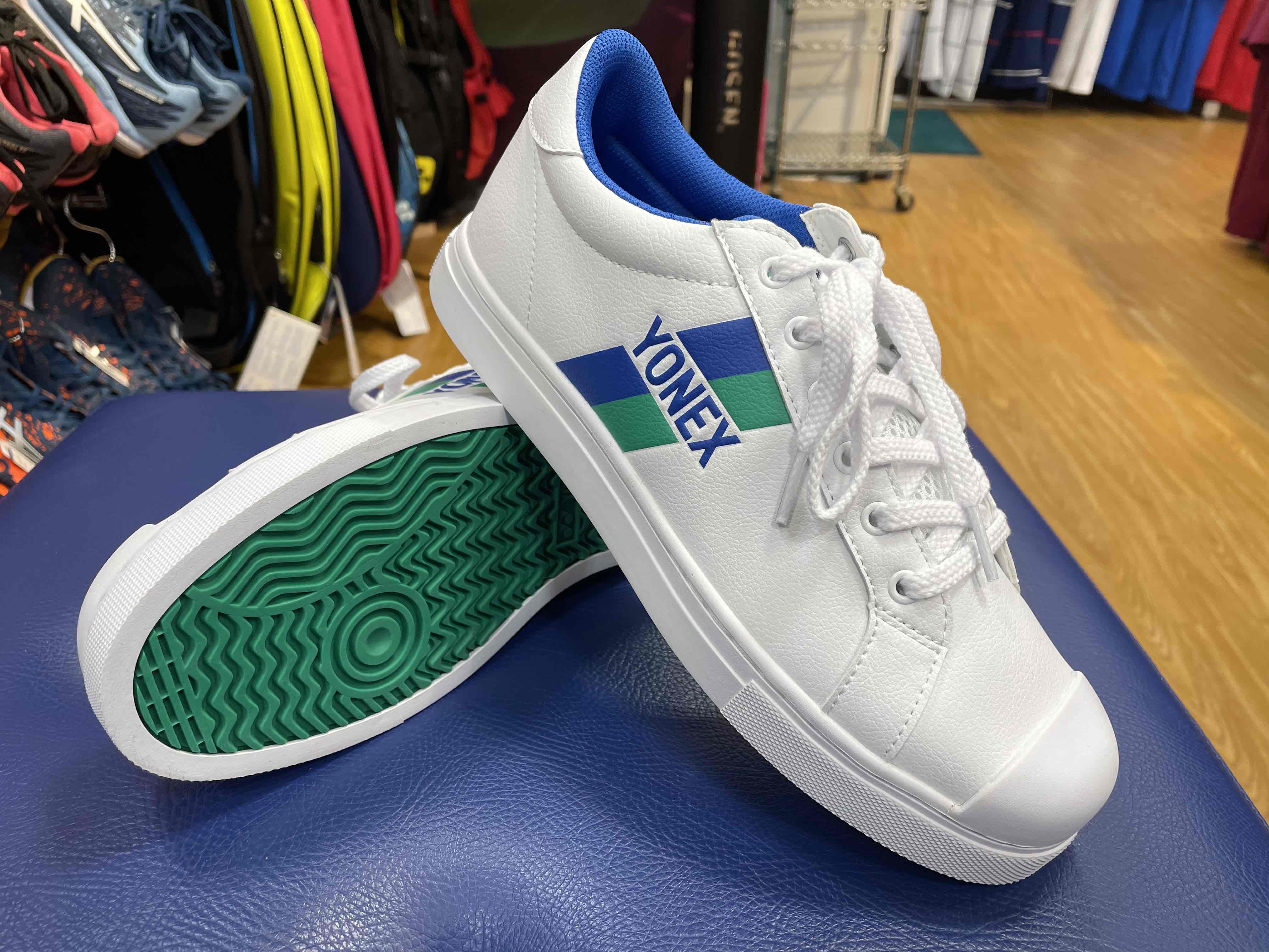 街中で履けるシューズです。