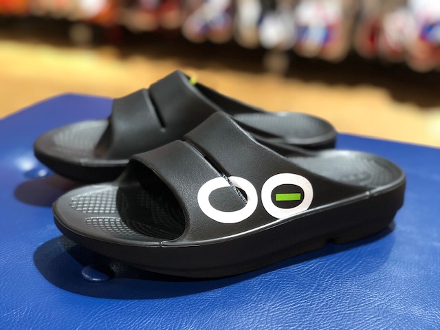 テニス後の疲れた足にリカバリーサンダル