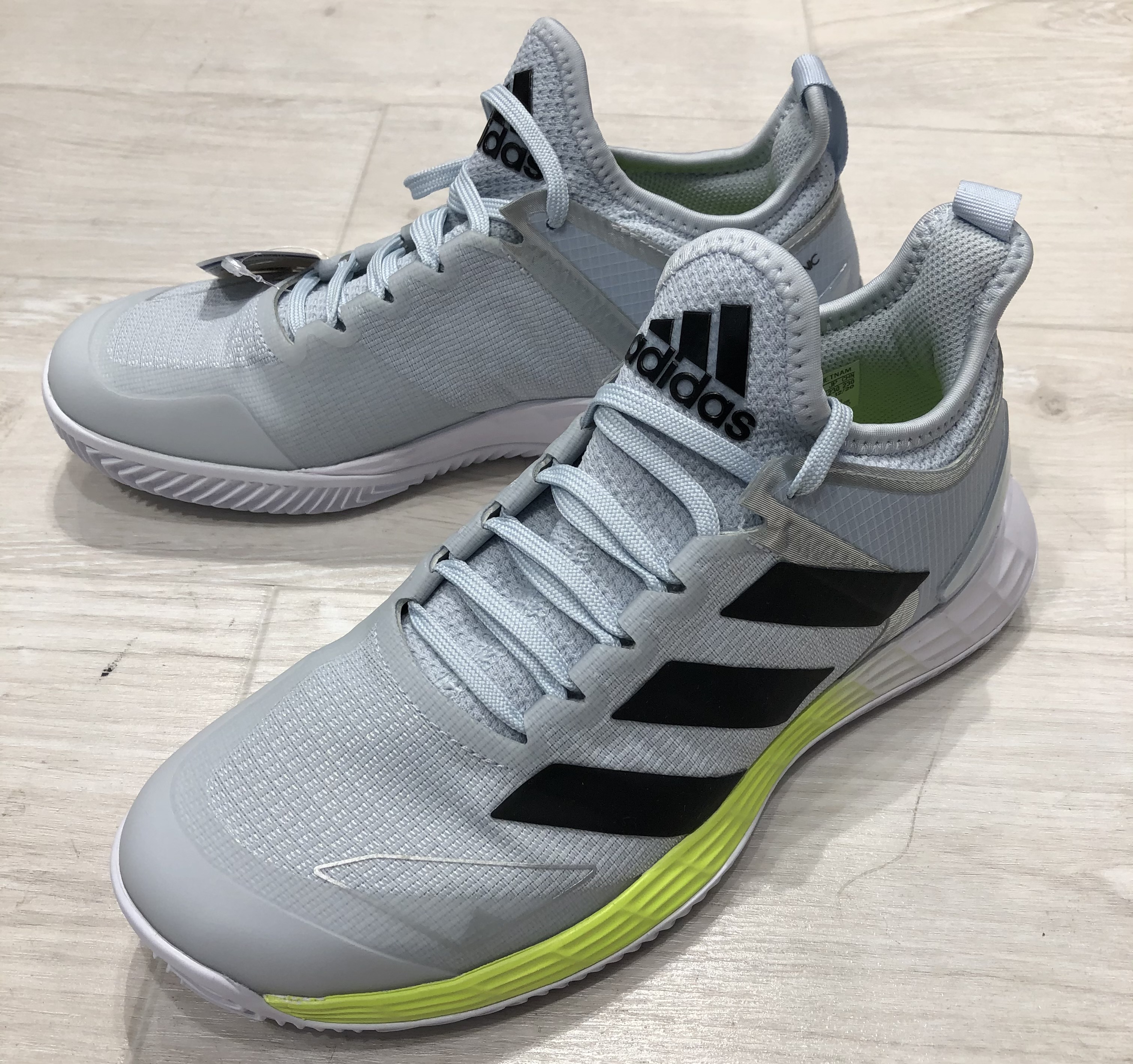 アディダス　レディースシューズ入荷！！