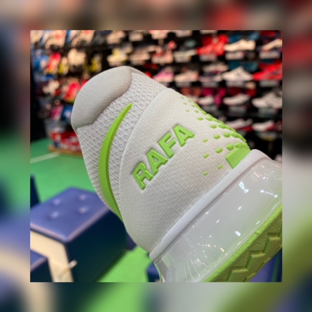 【新作】NIKEシューズ・ナダル使用モデル★☆【入荷】