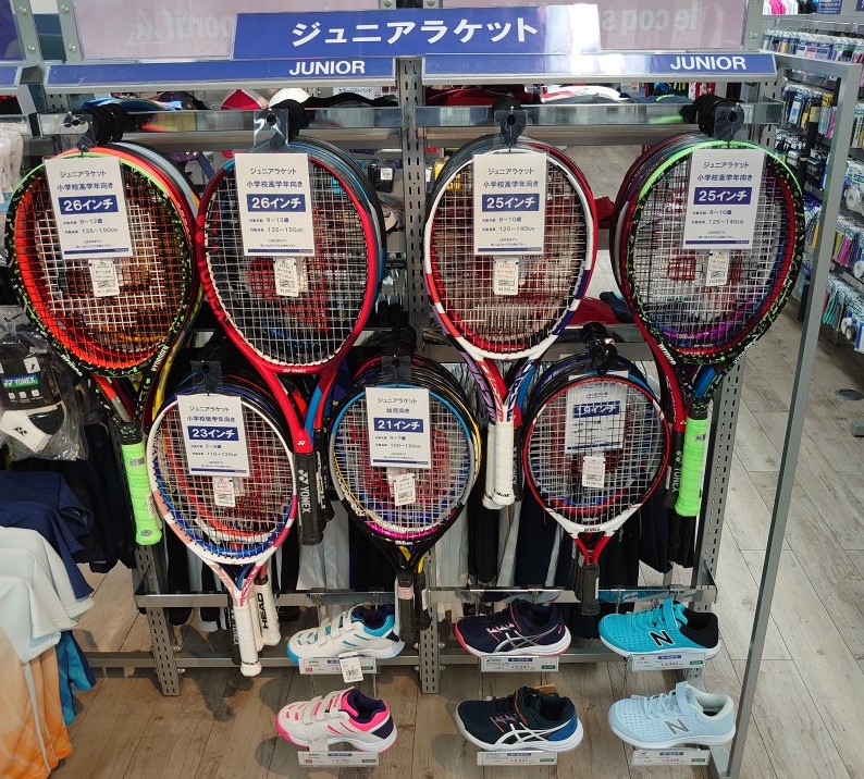 ジュニアラケット・シューズもご用意しております！
