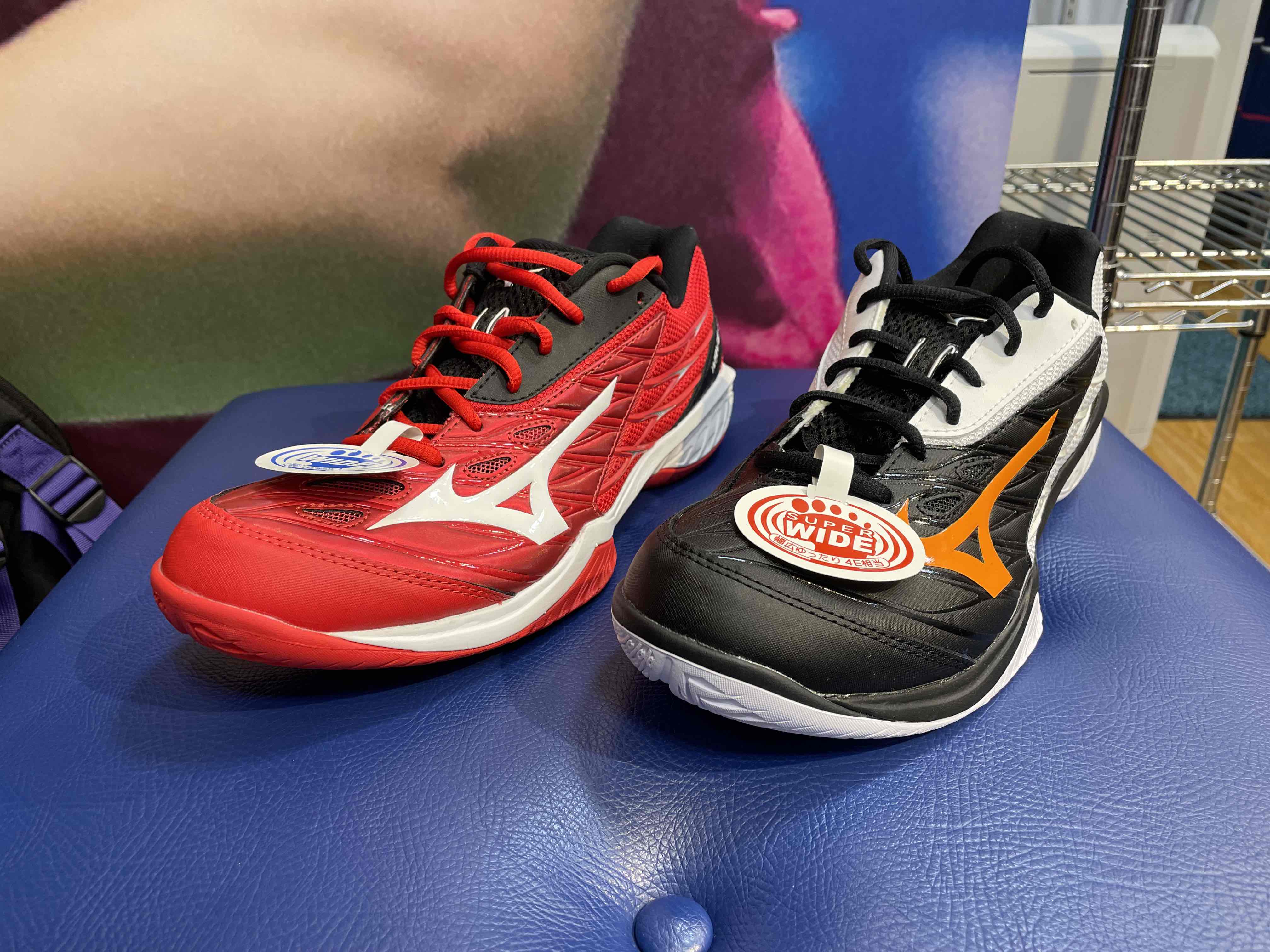 ミズノバドミントンシューズ　ウエーブクローシリーズがお買い得に！！