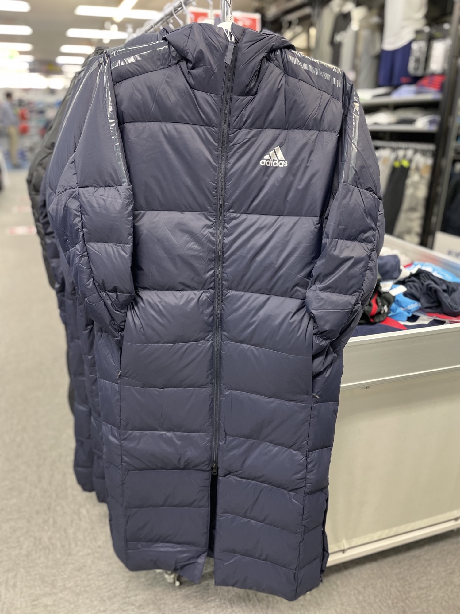 【SALE】アディダスのコートあります!