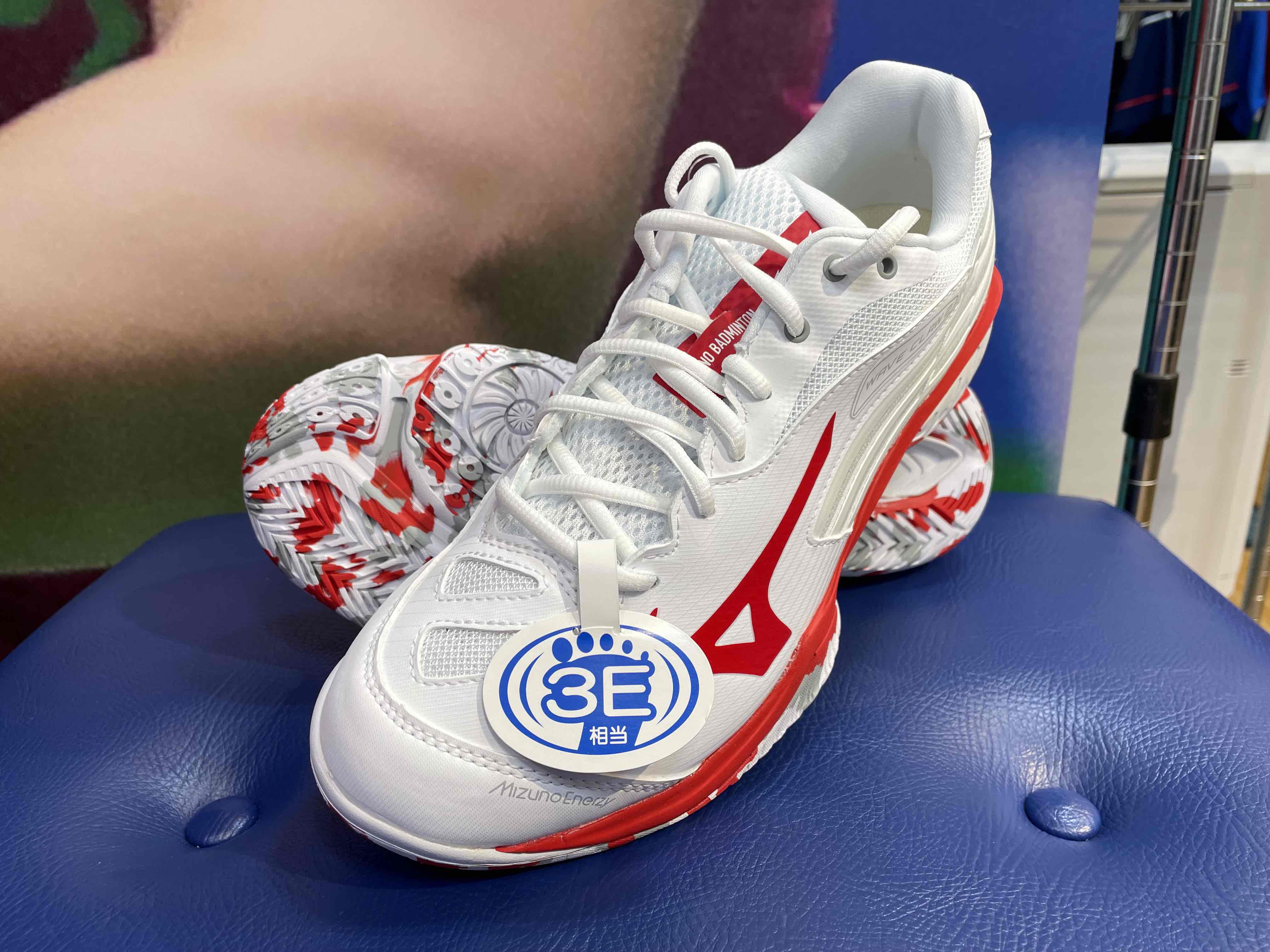 ミズノバドミントンシューズ　ウエーブクロー2発売！！