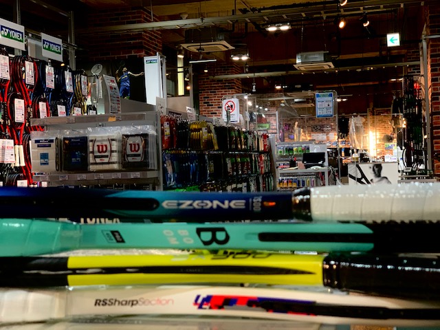 今月はNEWなラケットが続々と発売されます。