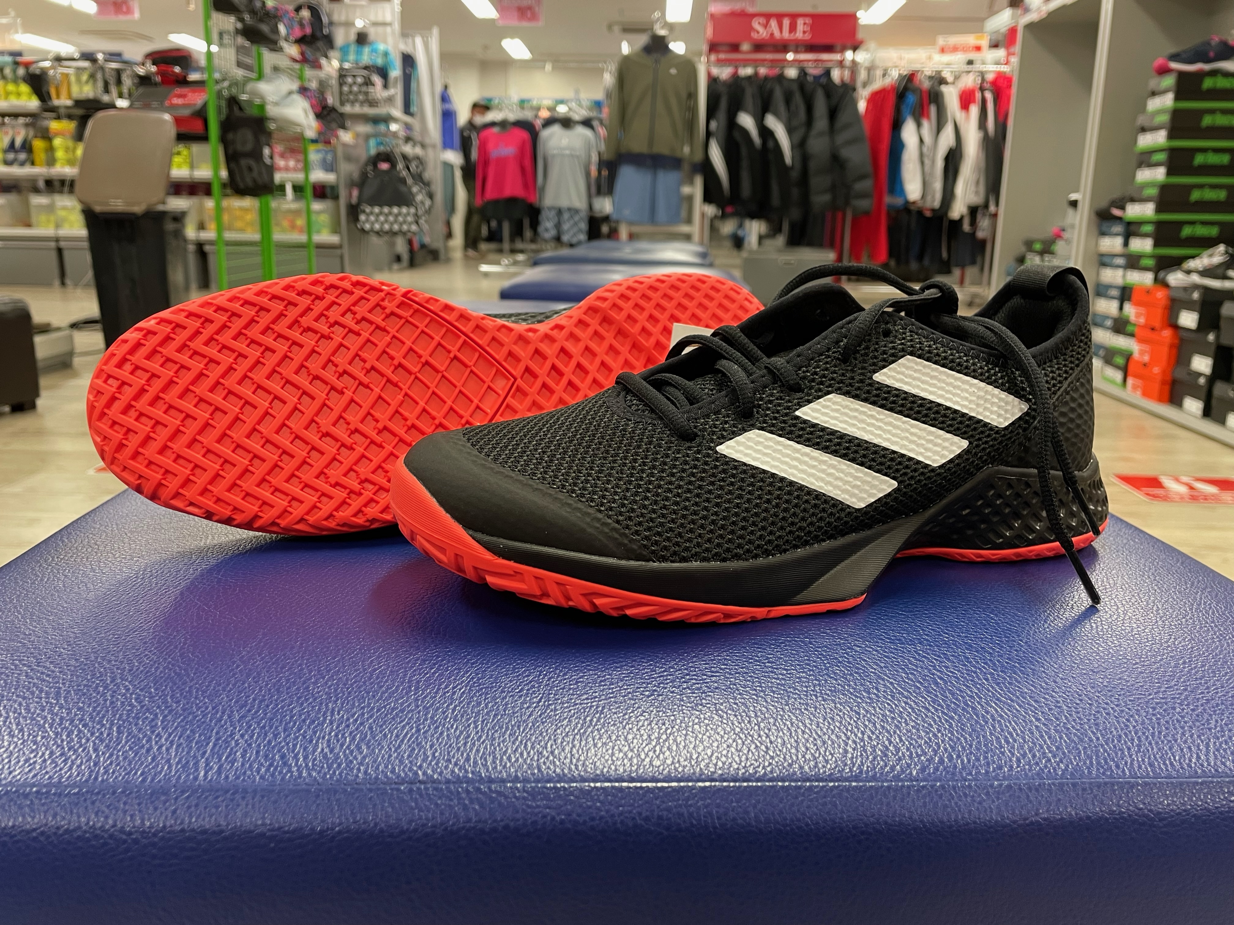 新製品入荷しました アディダスシューズ