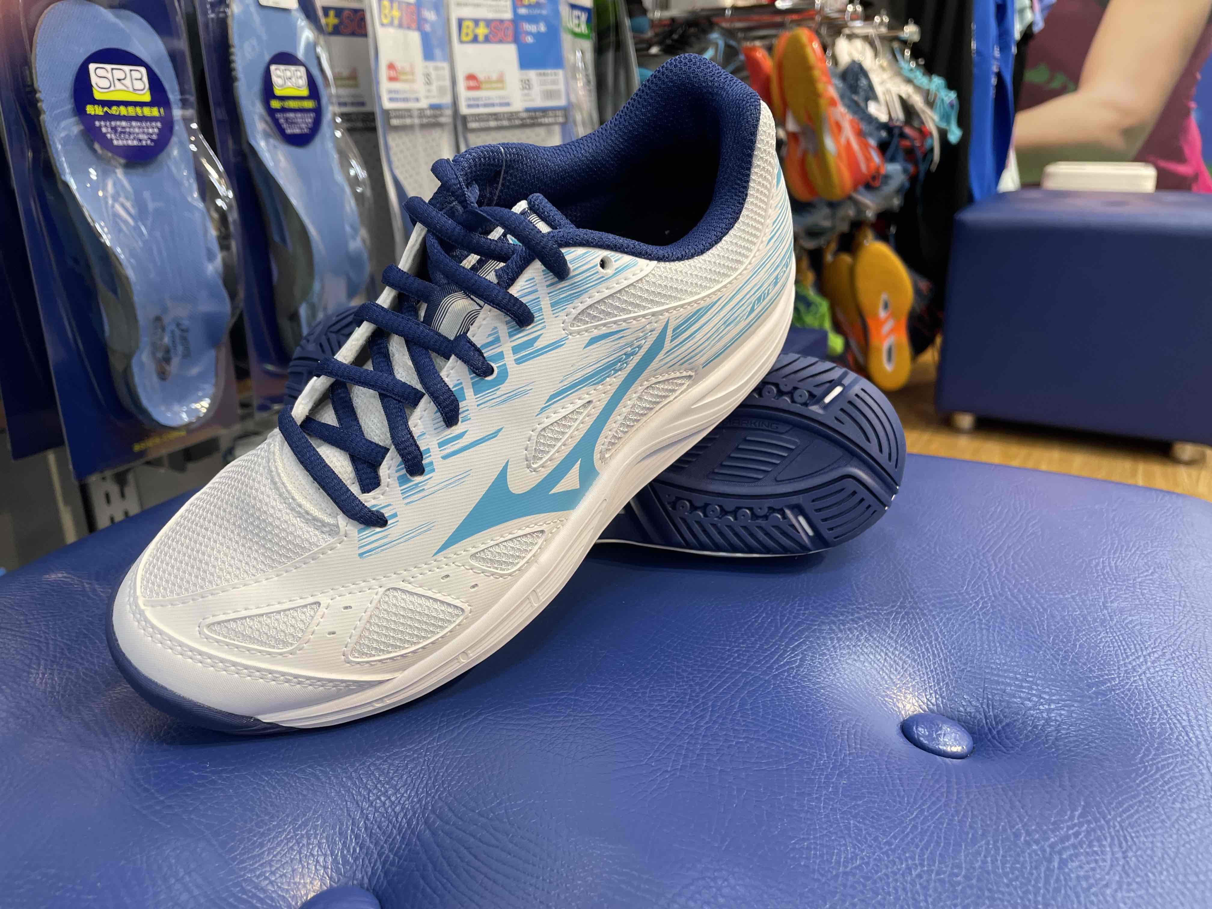 ミズノバドミントンシューズ　ライトスカイ発売中