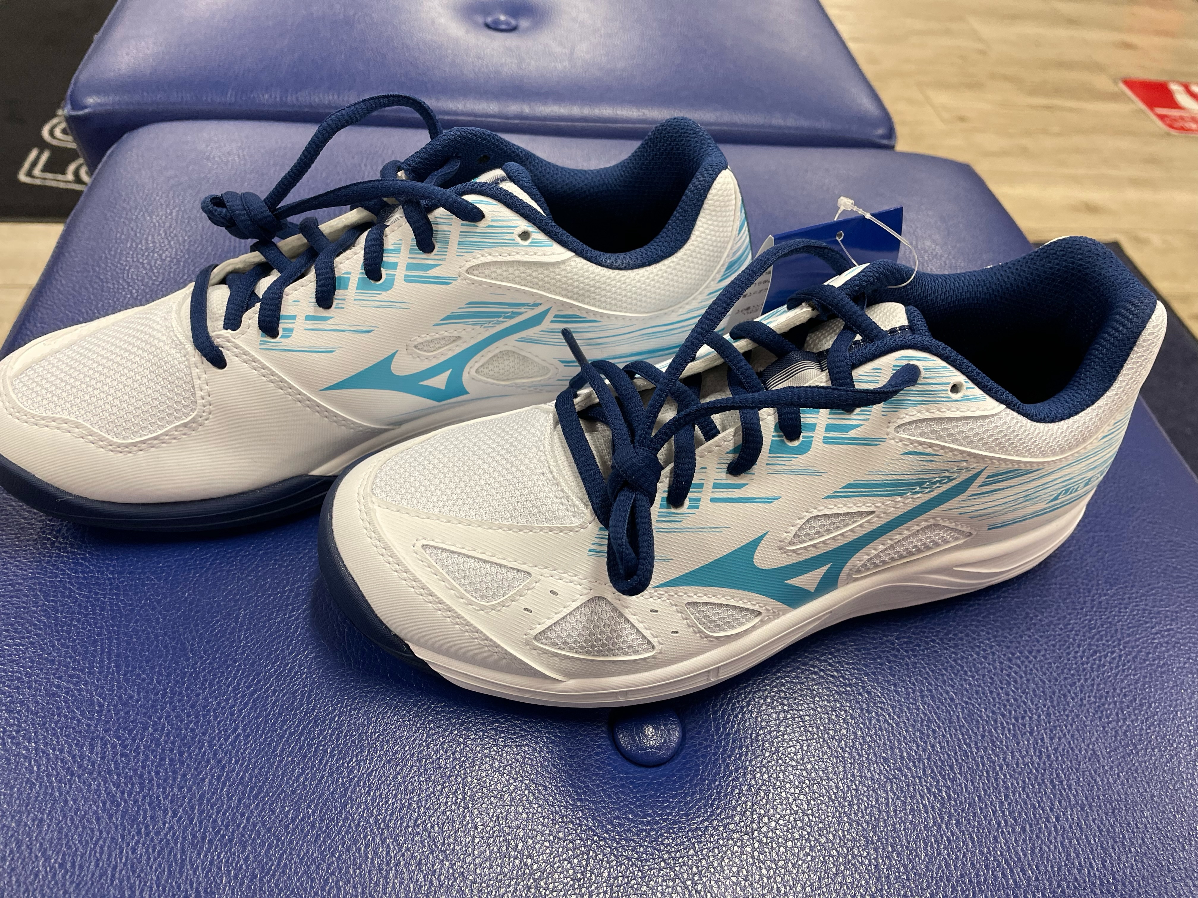 ミズノ新製品バトミントンシューズ入荷しました
