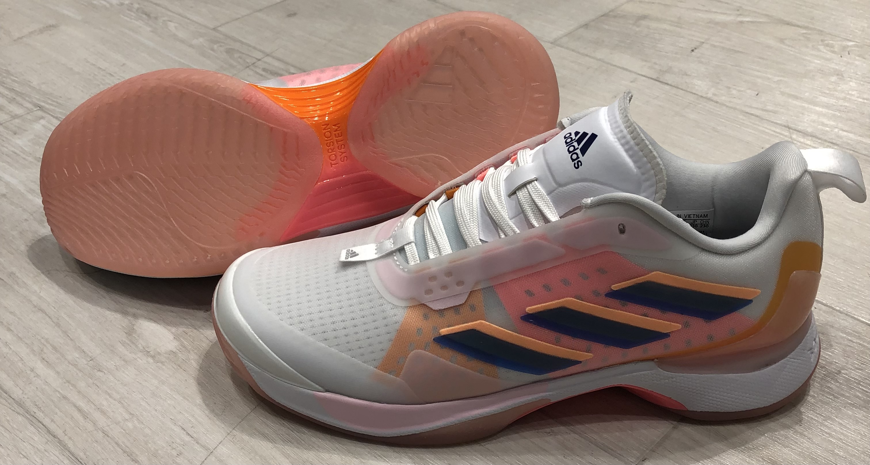 アディダスNEWレディースモデルシューズ