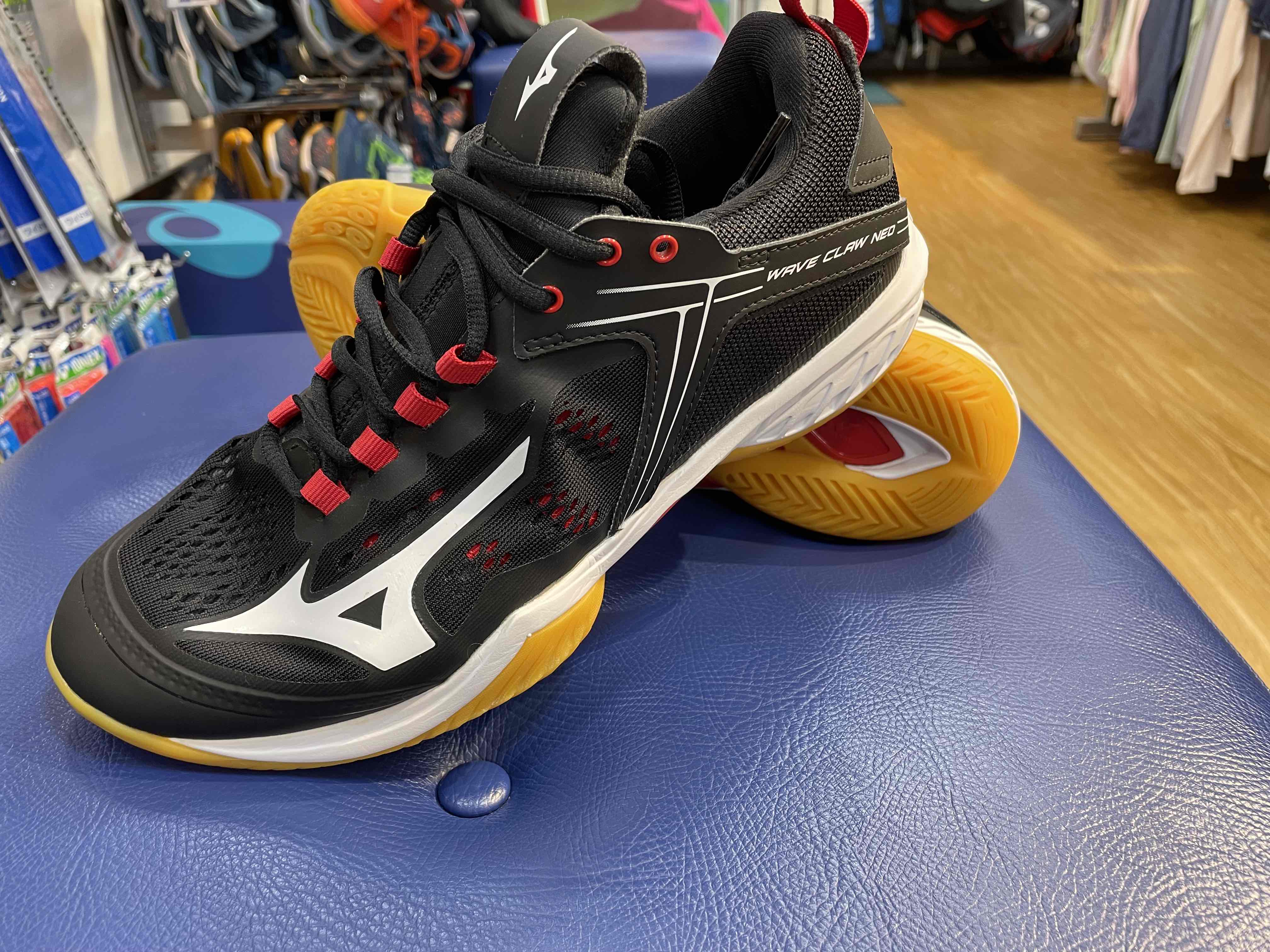ミズノバドミントンシューズ　ウエーブクローNEOがお買い求めやすくなりました。