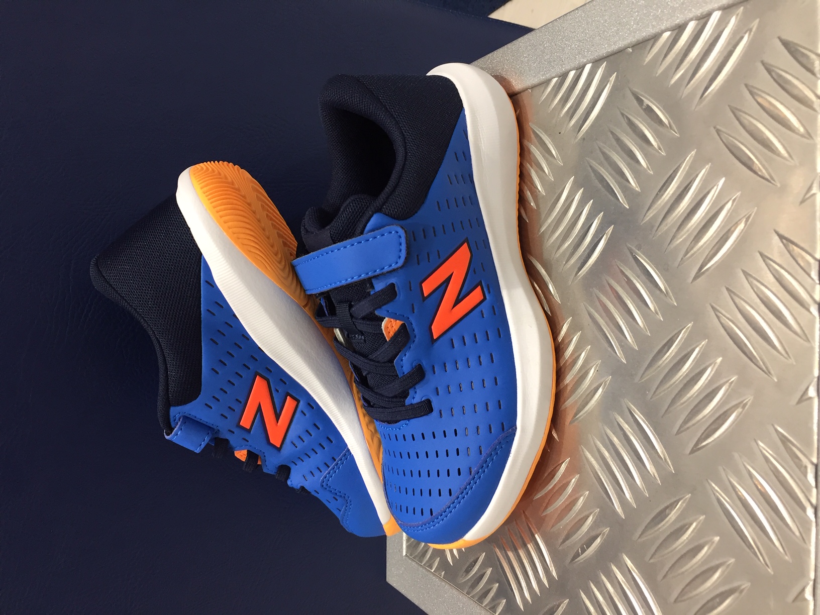 ニューバランス　新作ジュニアシューズ