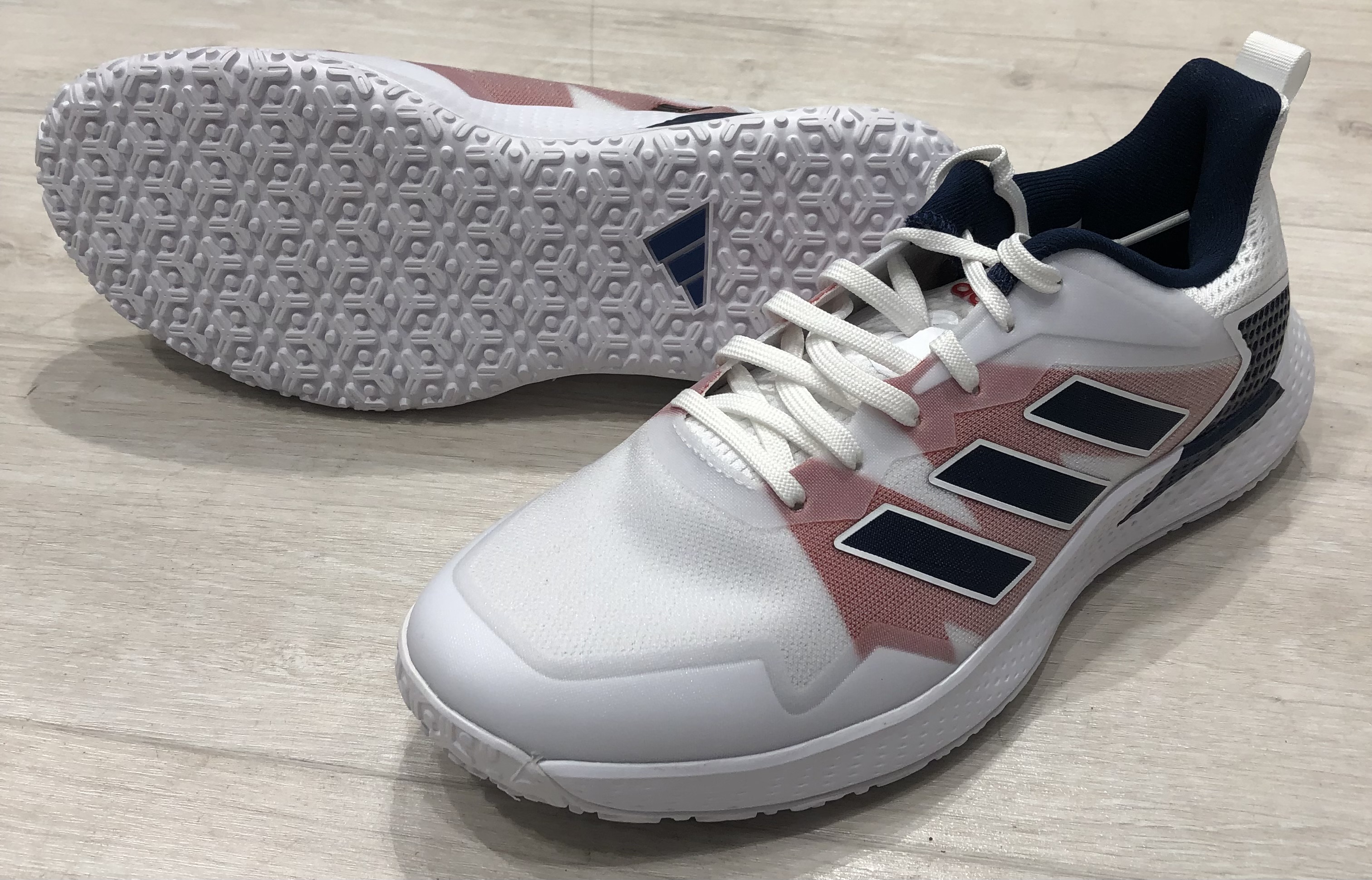 アディダスよりクレーオムニ用シューズが登場