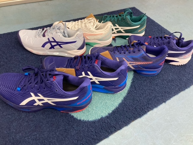 アシックスのNEWカラーが本日より発売開始しました!
