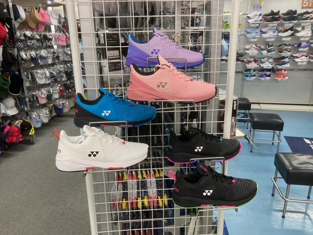 話題のヨネックスシューズが店頭に並びました!