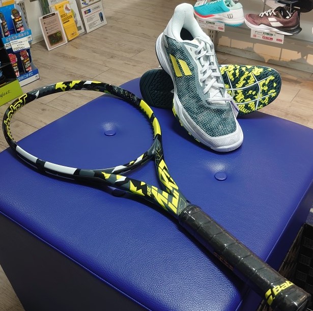 Babolatﾃﾆｽｼｭｰｽﾞがお買い得！硬式ﾗｹｯﾄ『PURE AERO』を購入された方はｾｯﾄｶﾗｰでﾌﾟﾚｰしてみては！？♪♪